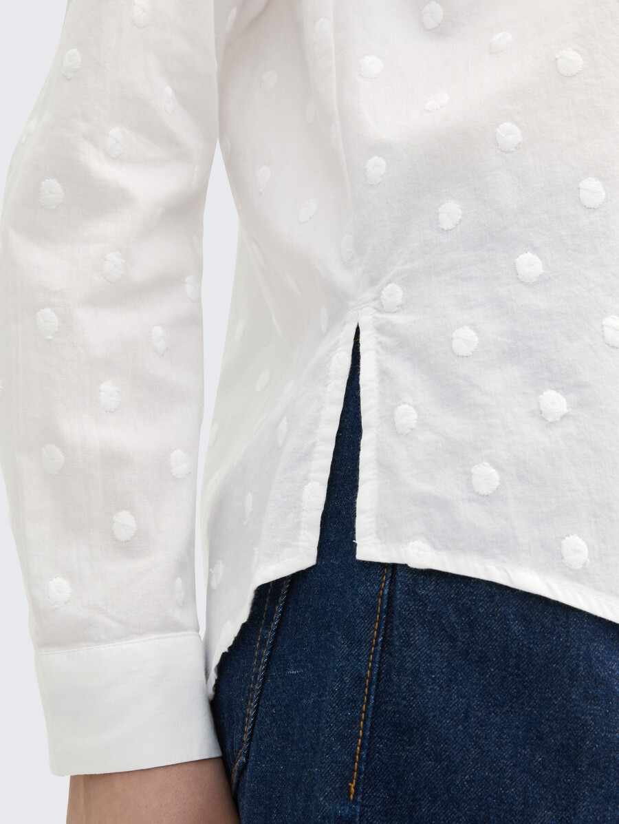 blusa camisera con textura de lunares