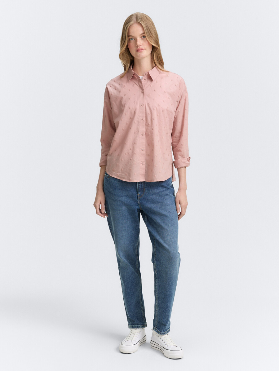blusa camisera con textura de lunares
