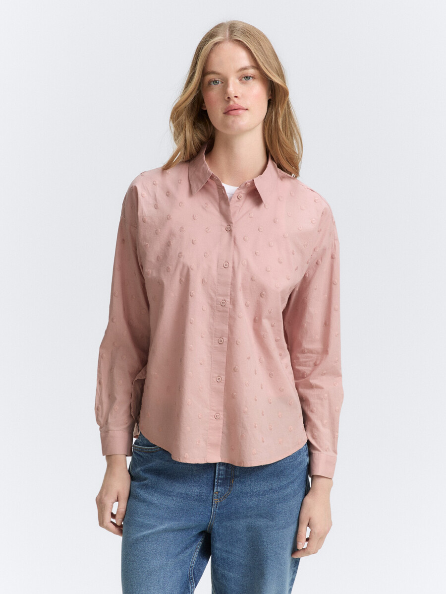 blusa camisera con textura de lunares