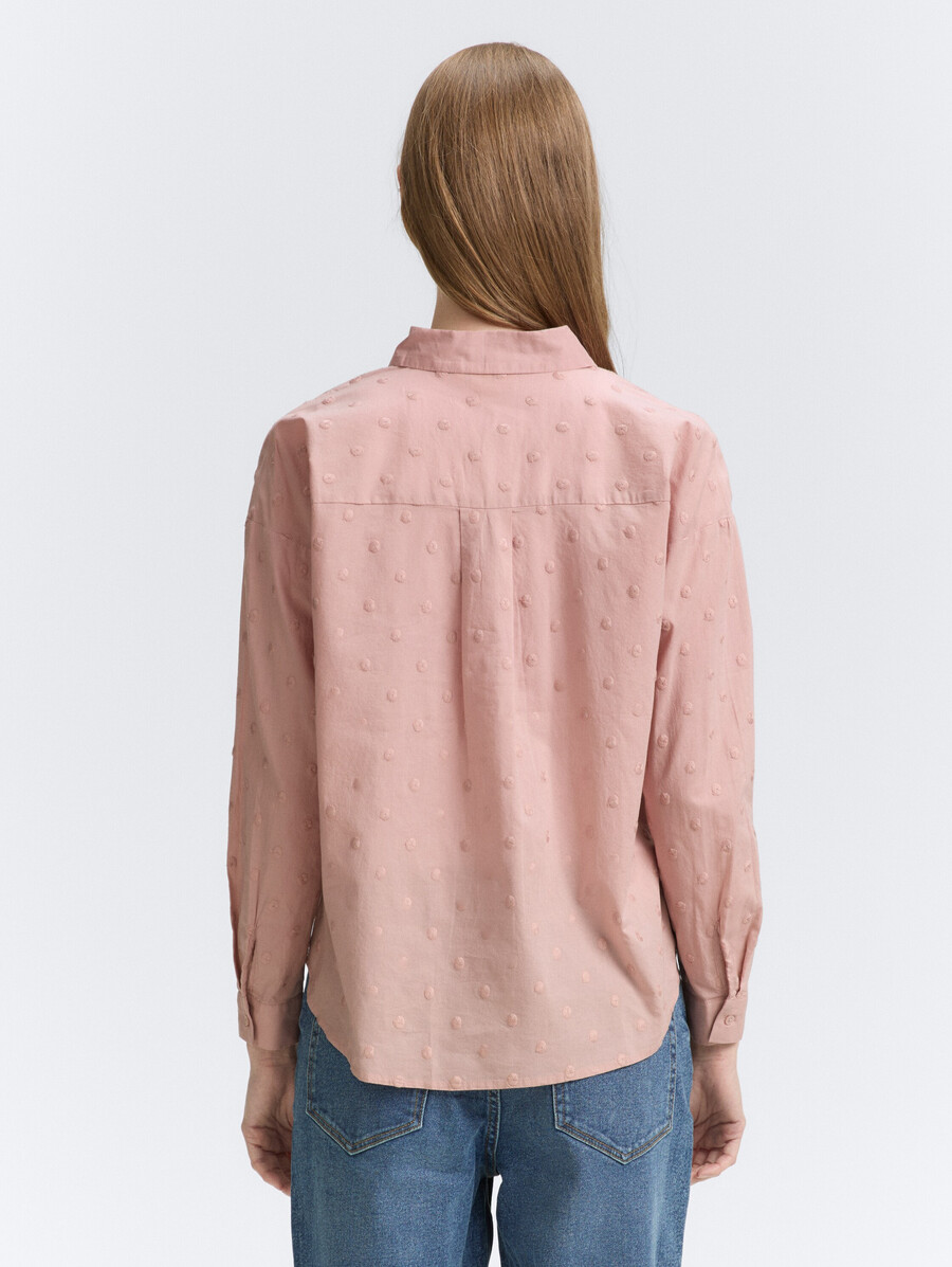 blusa camisera con textura de lunares