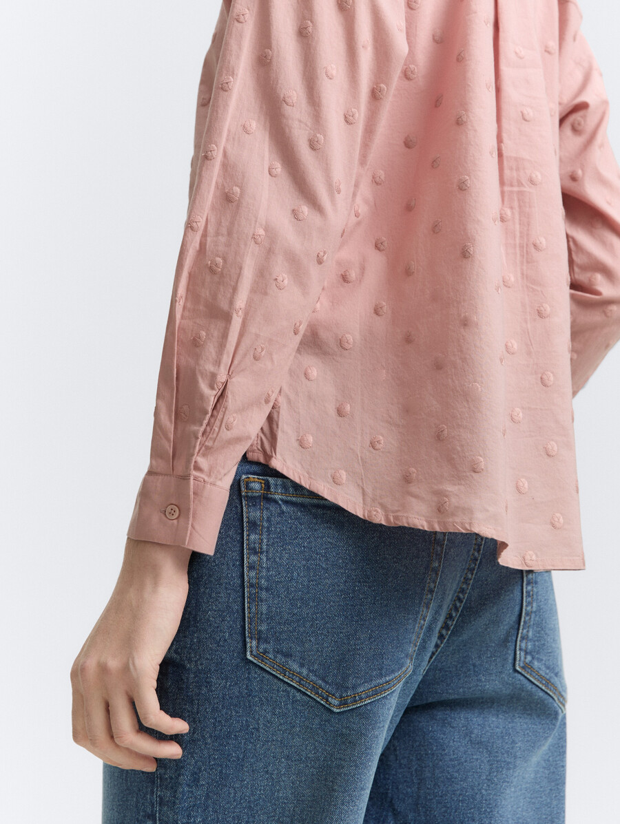 blusa camisera con textura de lunares