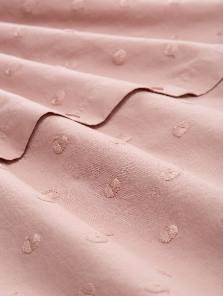 blusa camisera con textura de lunares