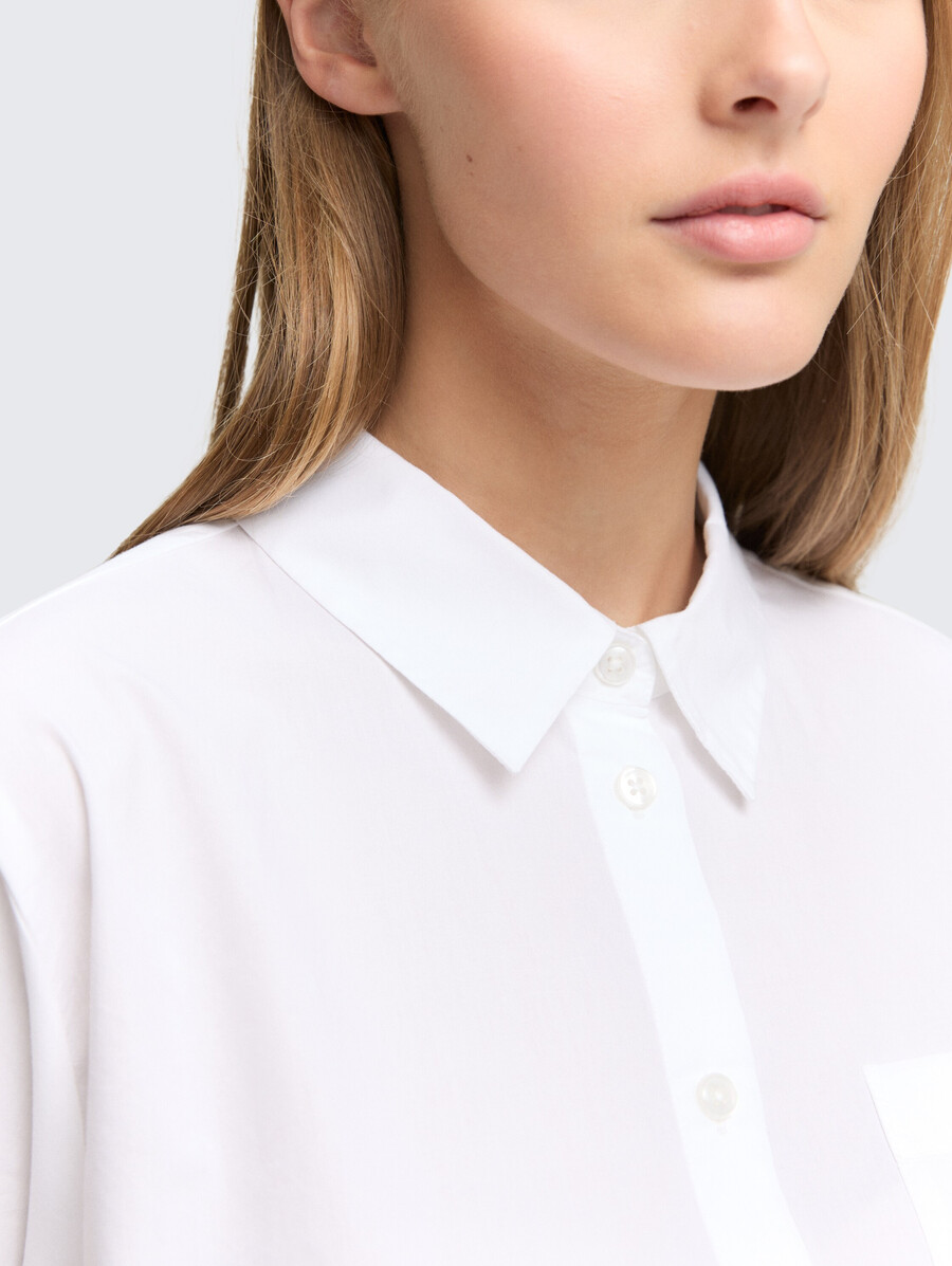 blusa camisera de corte cuadrado con bolsillo en el pecho