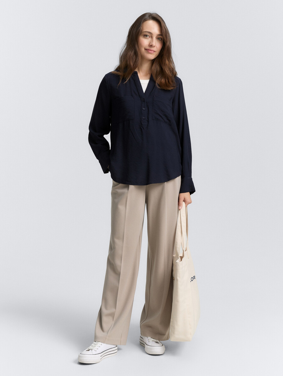 blusa arrugada con bolsillos en el pecho
