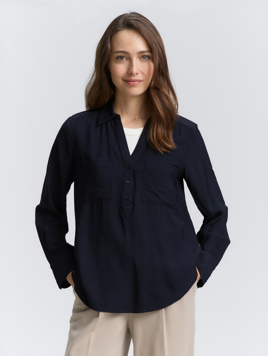 blusa arrugada con bolsillos en el pecho