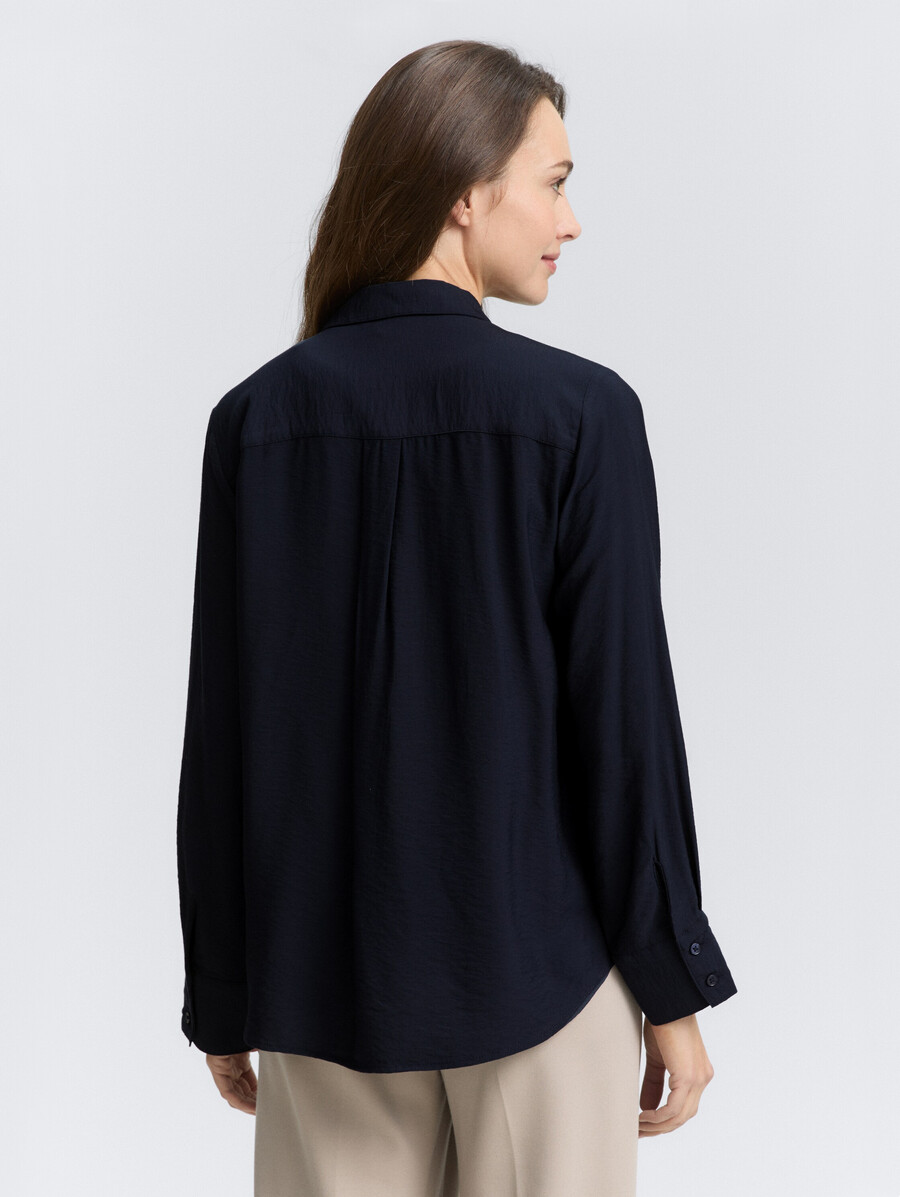 blusa arrugada con bolsillos en el pecho