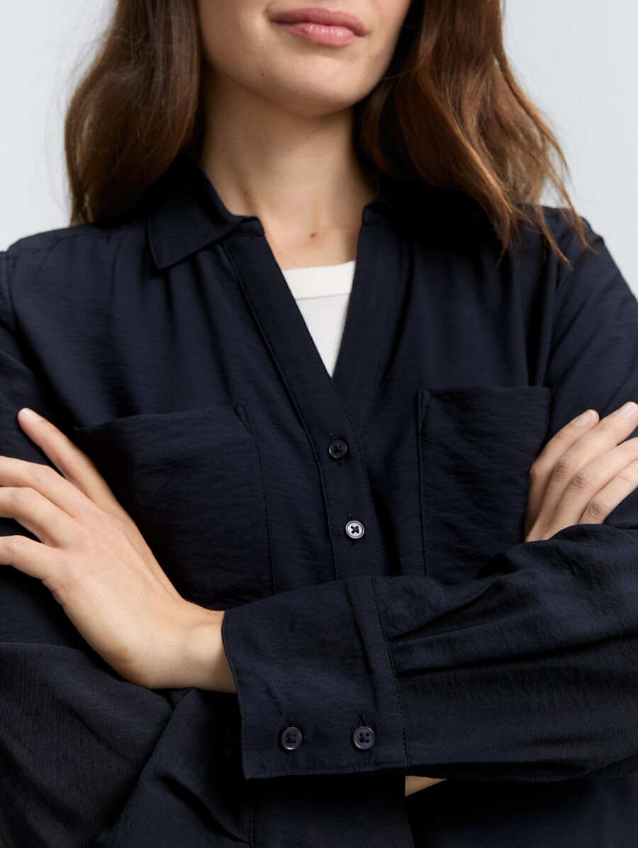 blusa arrugada con bolsillos en el pecho