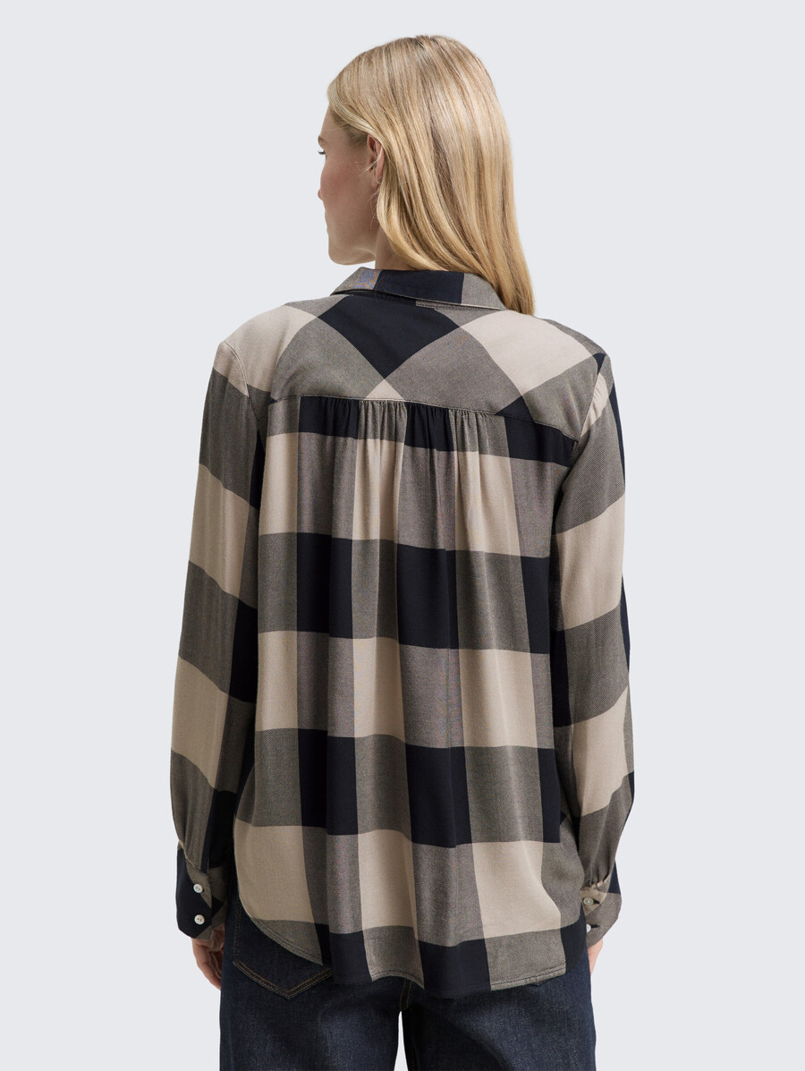 blusa camisera con estampado de cuadros