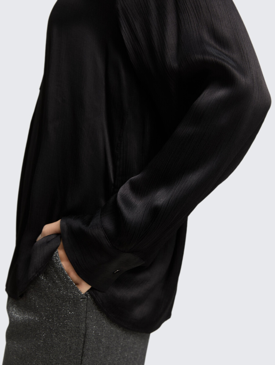 blusa de satén arrugado
