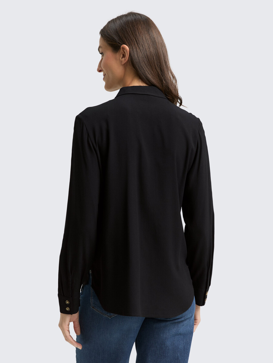 blusa camisera con bolsillos en el pecho