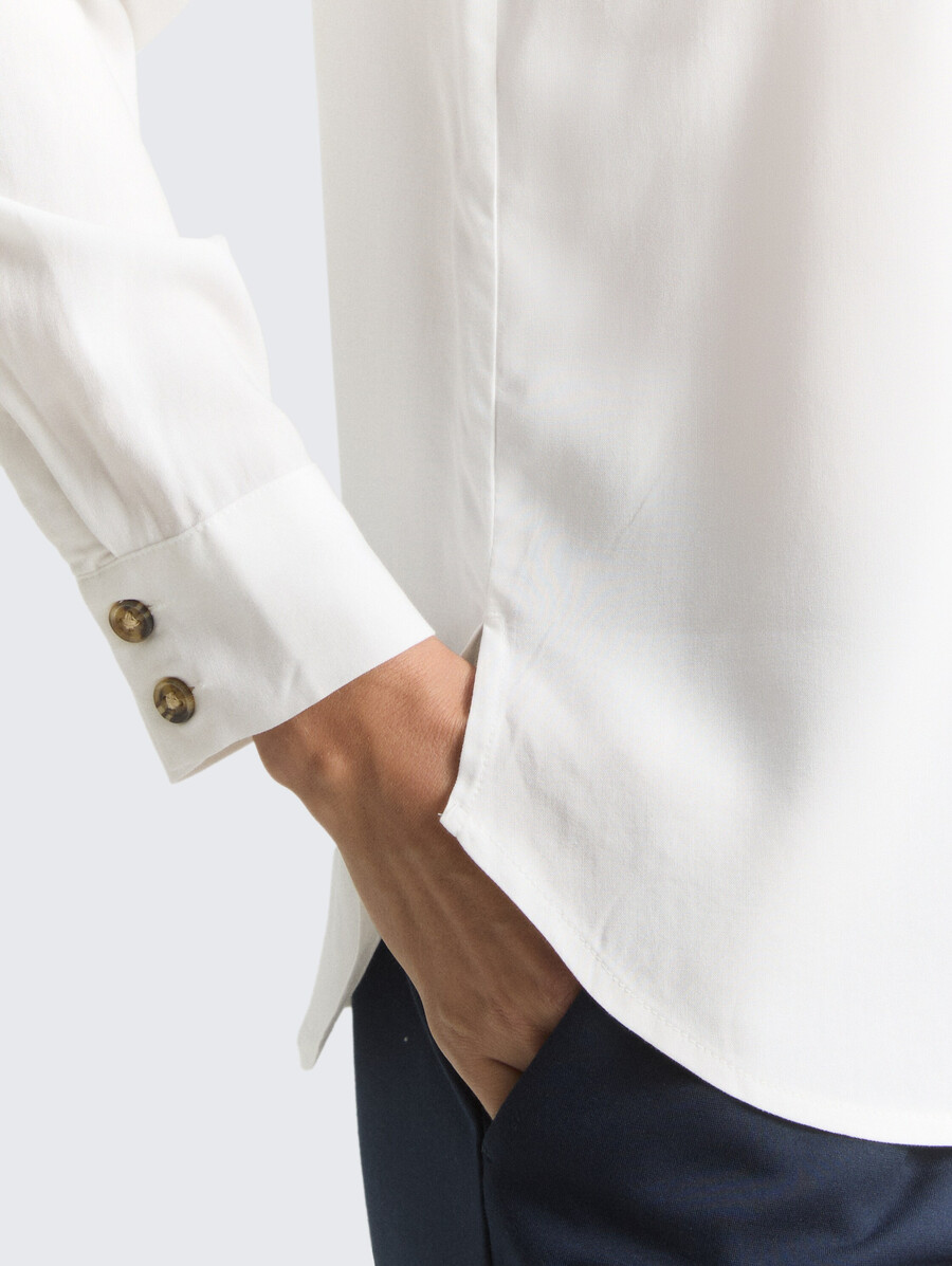 blusa camisera con bolsillos en el pecho