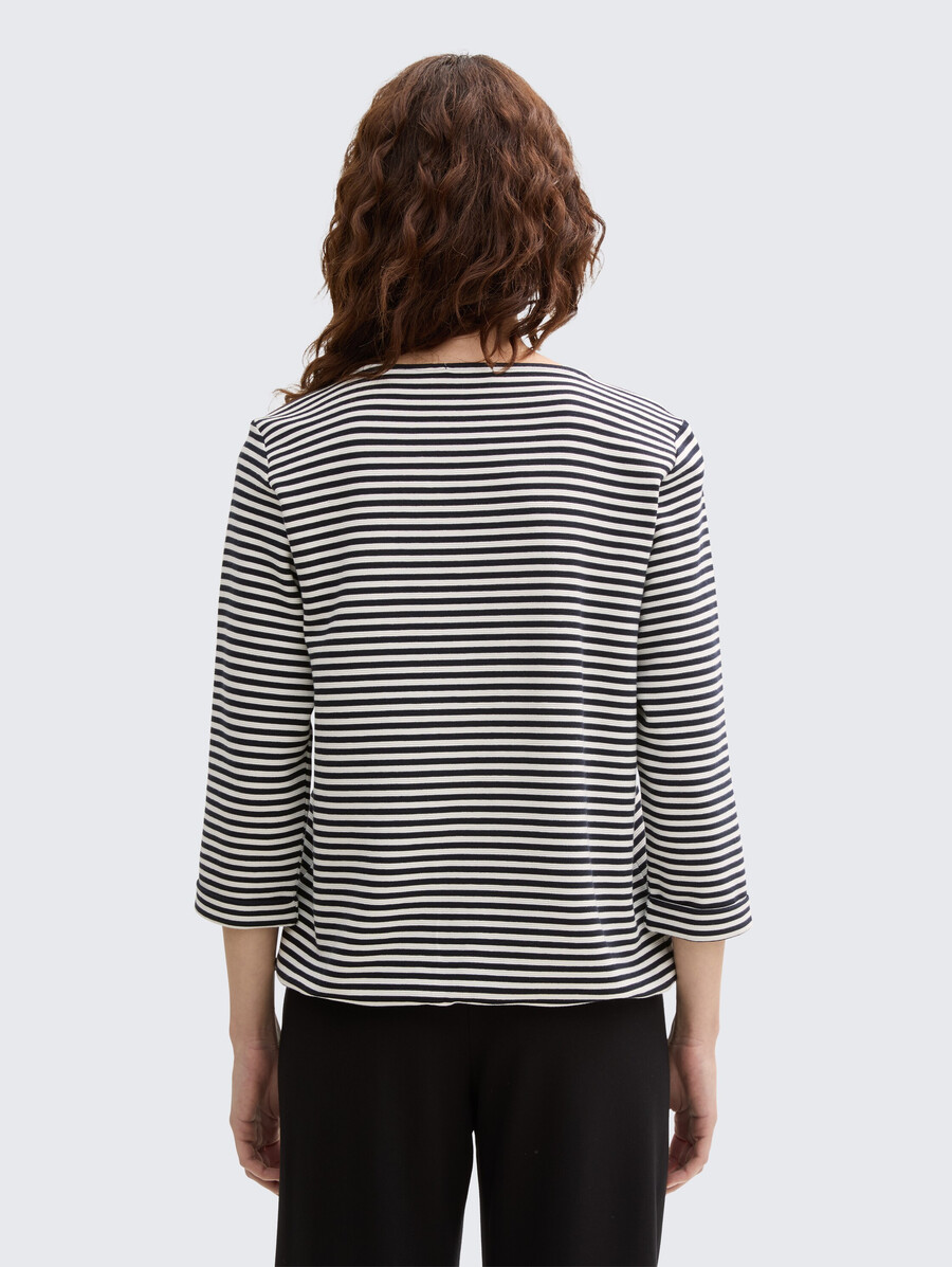 camisa de manga larga con detalles de botones.