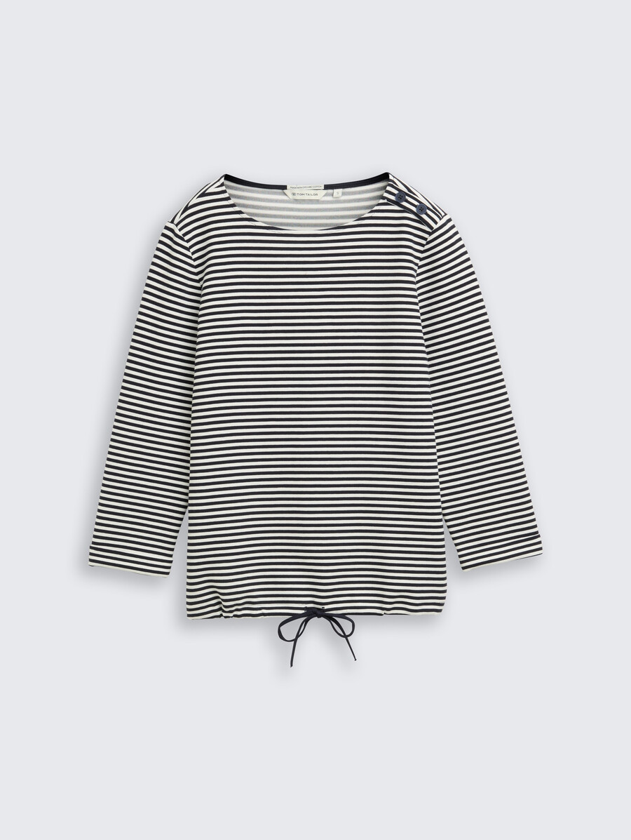 camisa de manga larga con detalles de botones.
