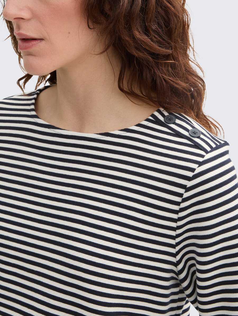 camisa de manga larga con detalles de botones.