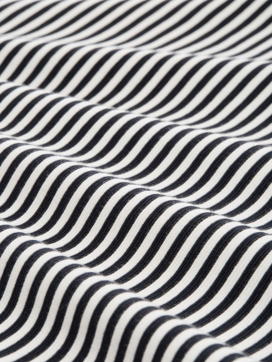 camisa de manga larga con detalles de botones.