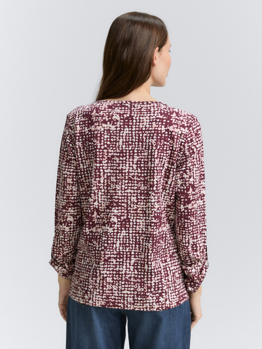 camisa tipo blusa henley con estampado