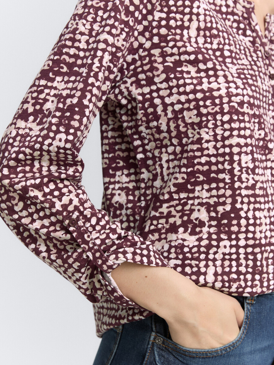 camisa tipo blusa henley con estampado