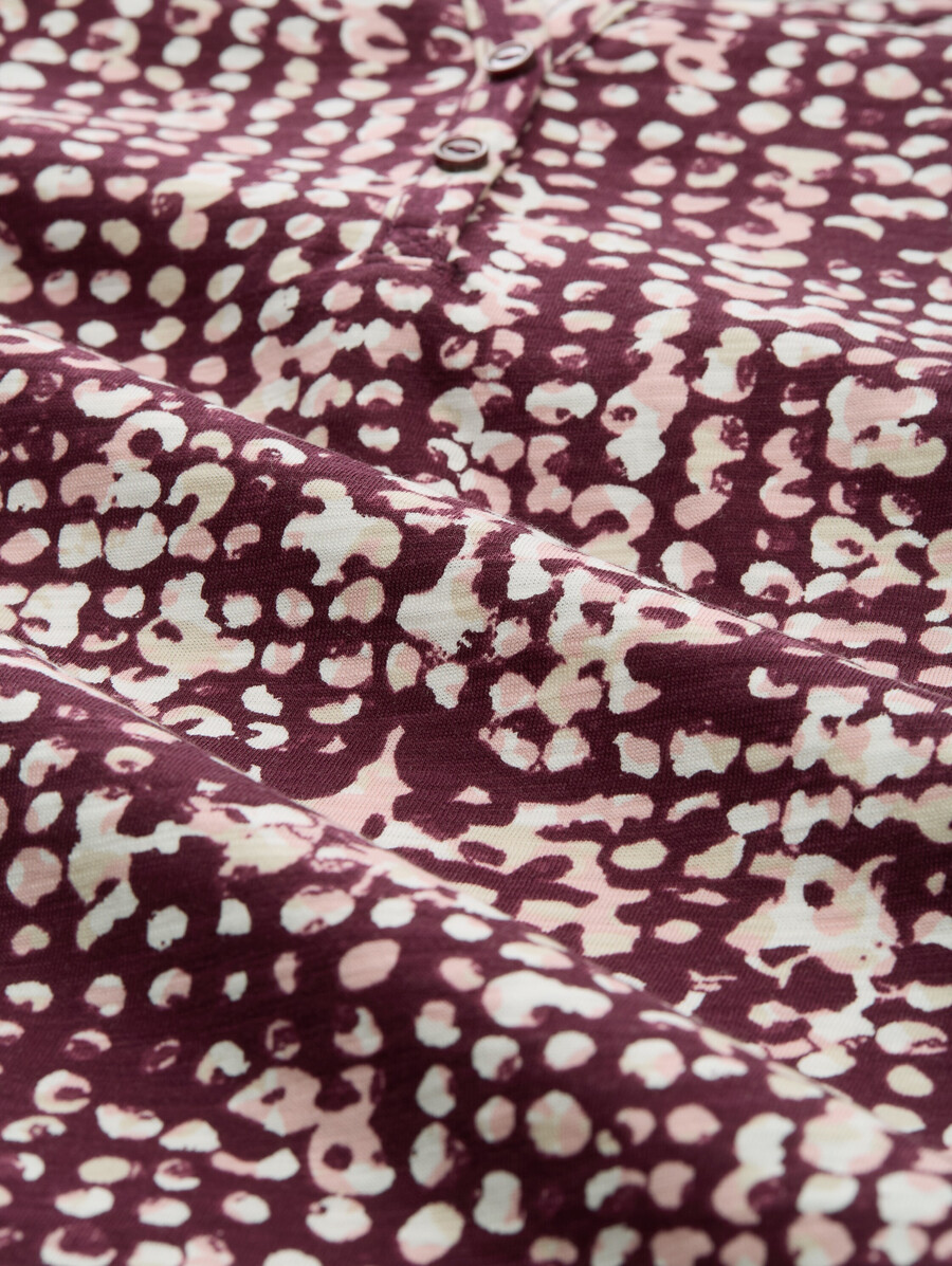 camisa tipo blusa henley con estampado