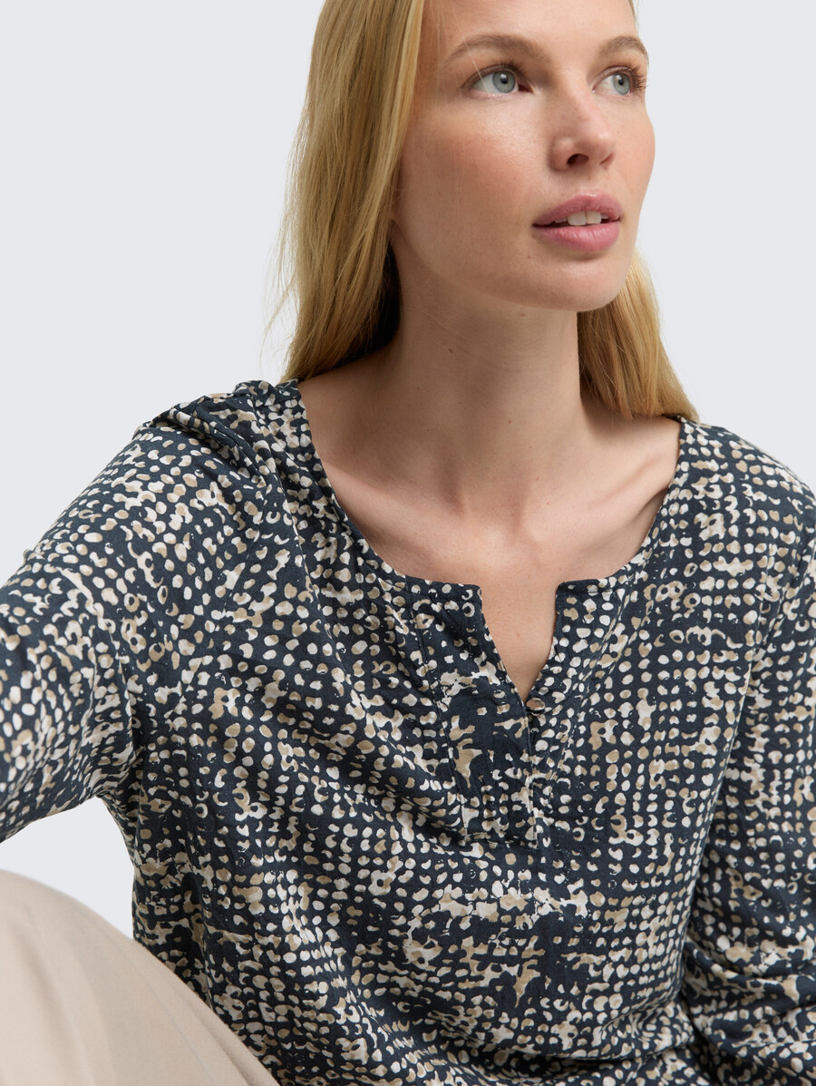 camisa blusa arrugada con estampado