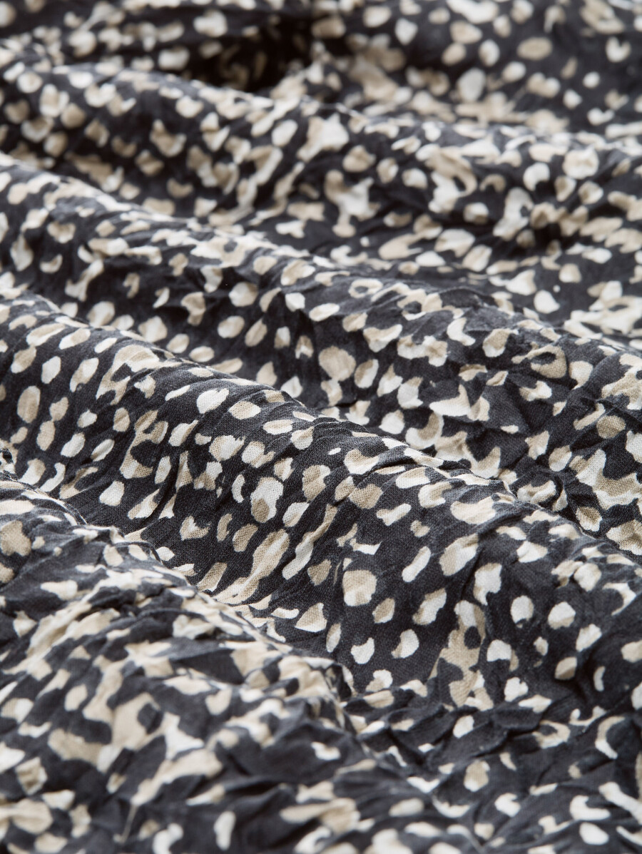 camisa blusa arrugada con estampado