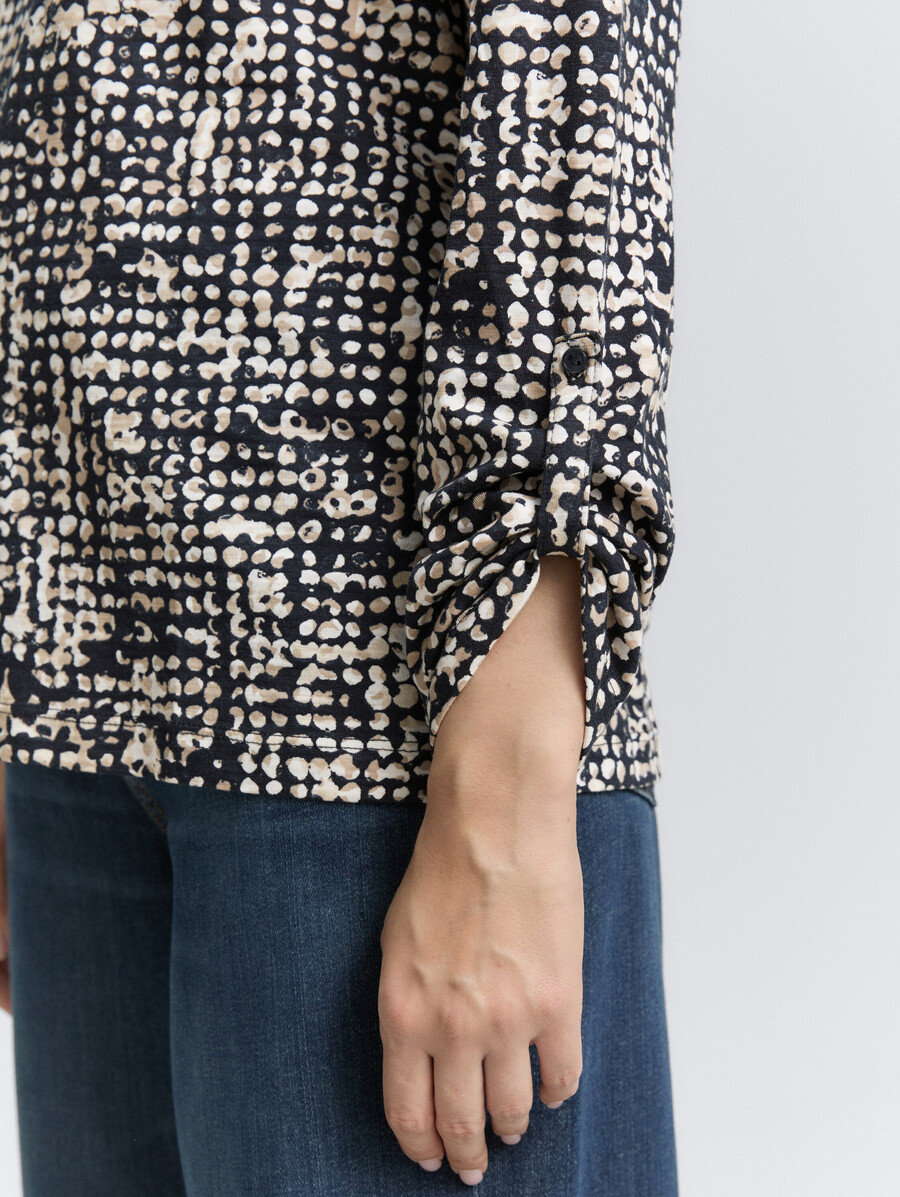 camisa tipo blusa henley con estampado