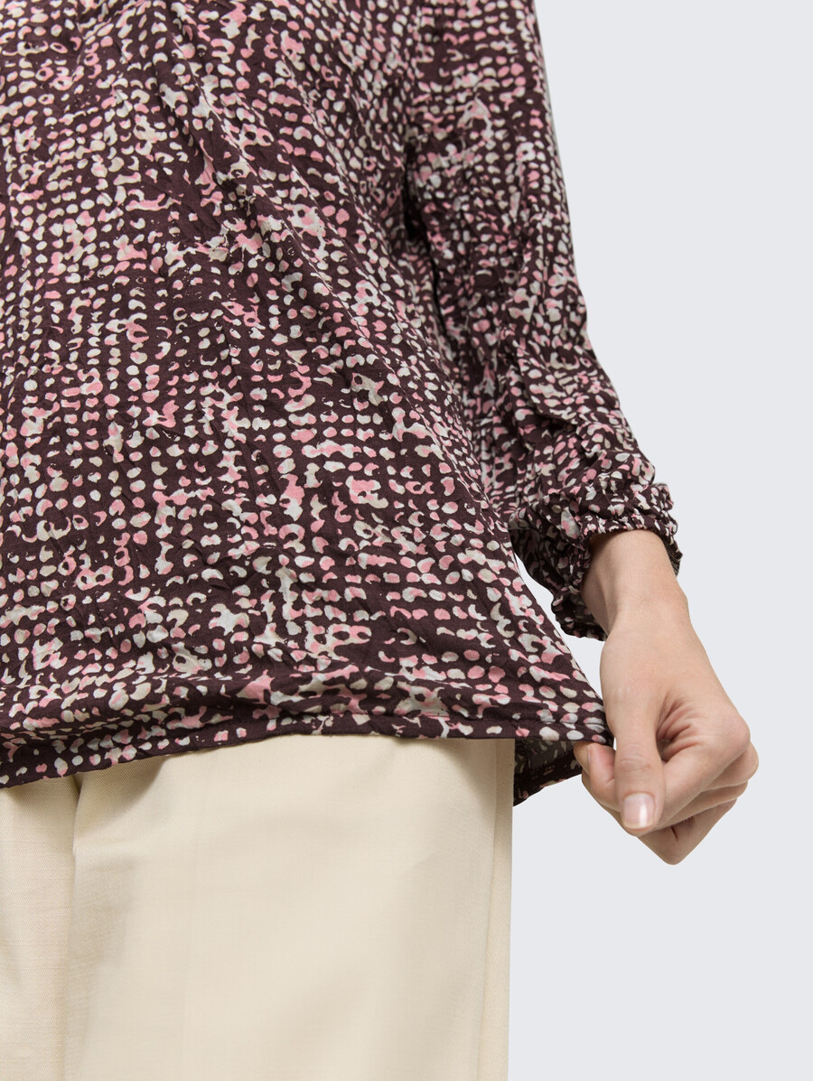 camisa blusa arrugada con estampado