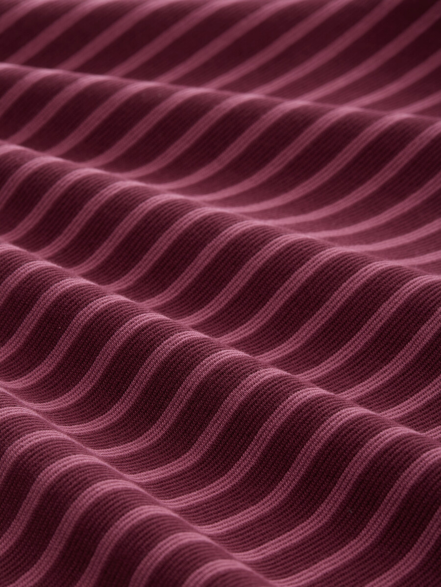 camisa de manga larga con detalles de botones.