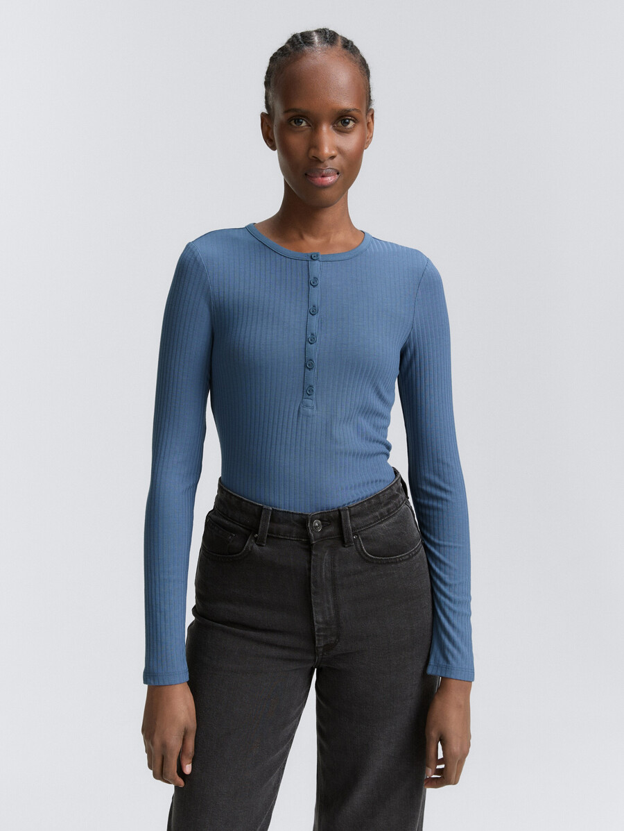 camisa de manga larga con cuello henley acanalado