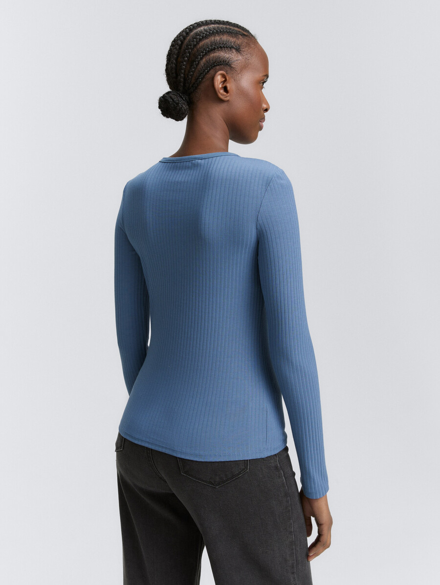 camisa de manga larga con cuello henley acanalado