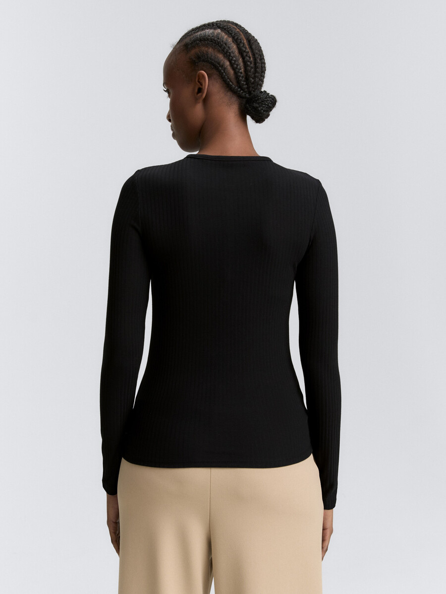 camisa de manga larga con cuello henley acanalado