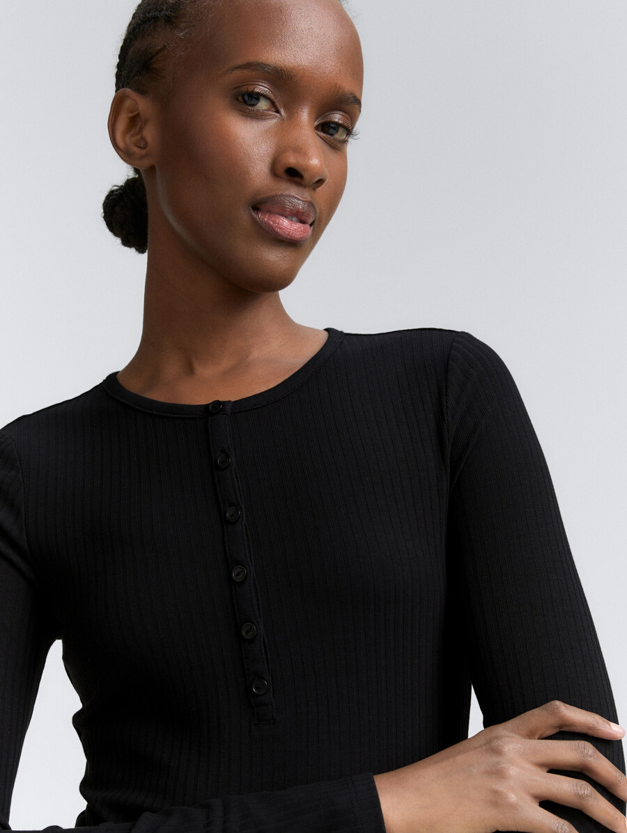 camisa de manga larga con cuello henley acanalado