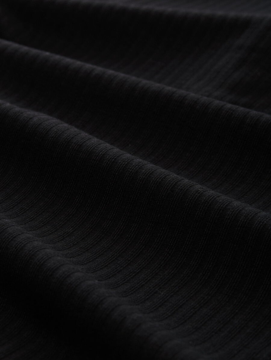 camisa de manga larga con cuello henley acanalado