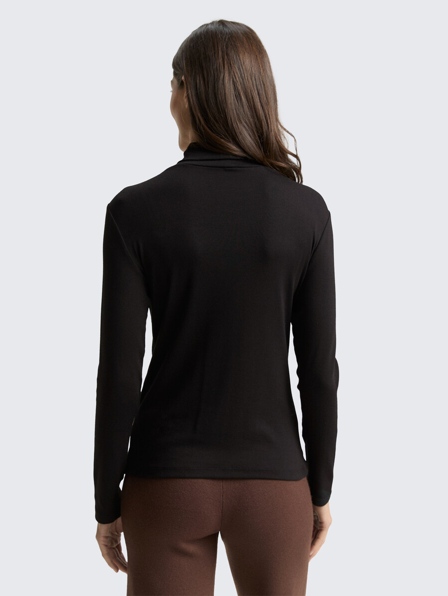 camisa de manga larga con cuello alto