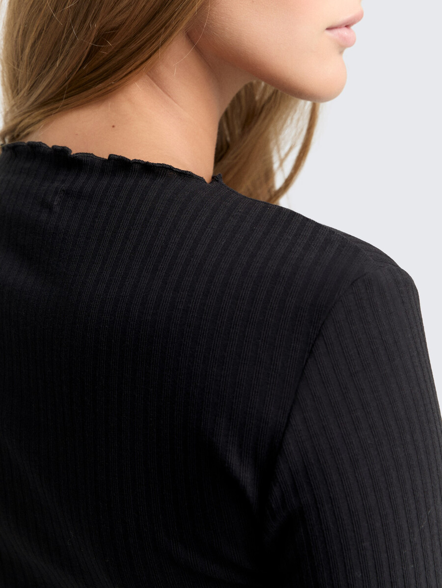 camisa de manga larga acanalada con cuello alto