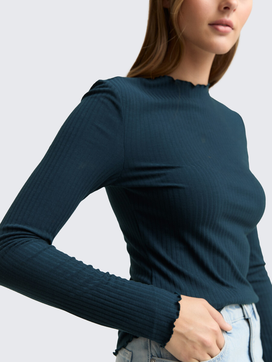 camisa de manga larga acanalada con cuello alto