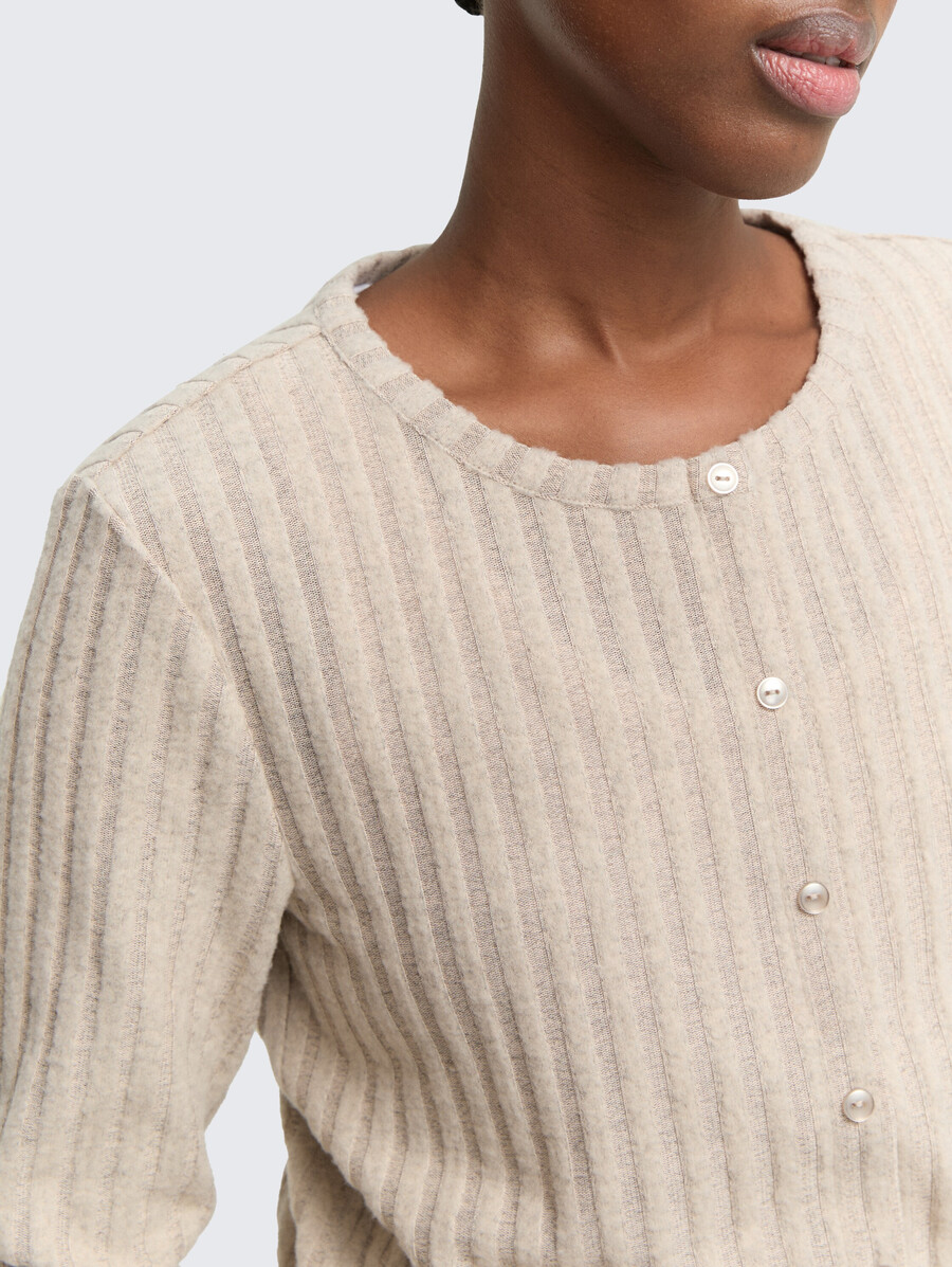 camisa de manga larga de corte entallado con tapeta de botones decorativa