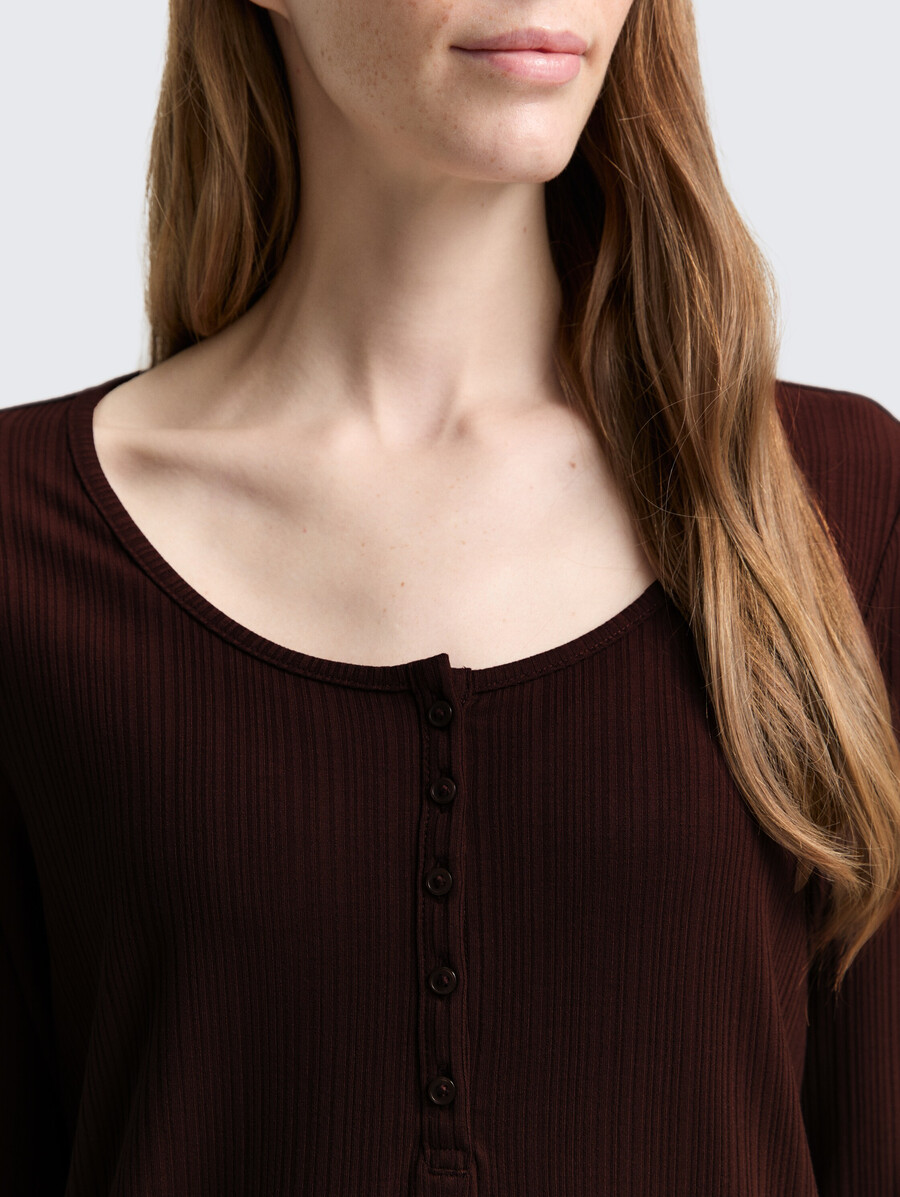 camisa henley de manga larga de corte entallado