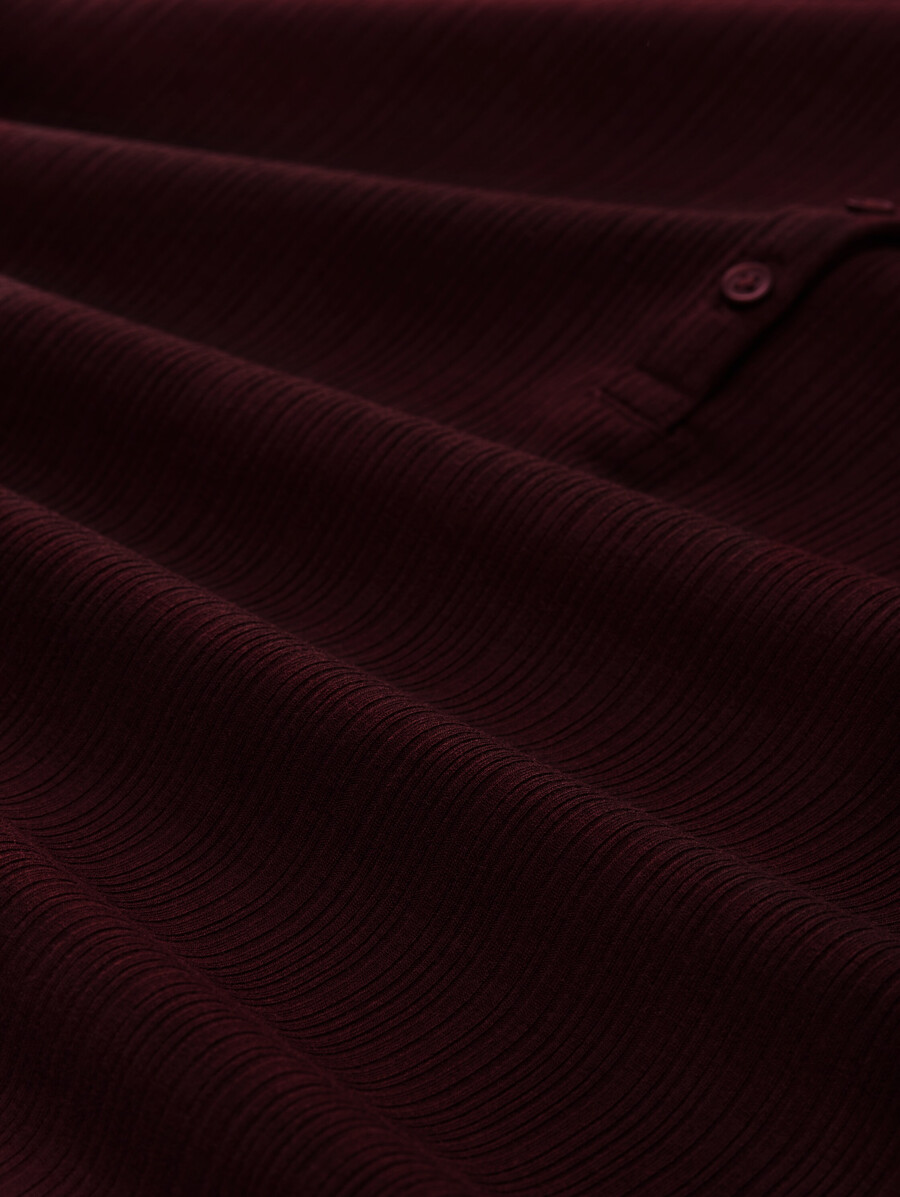 camisa henley de manga larga de corte entallado