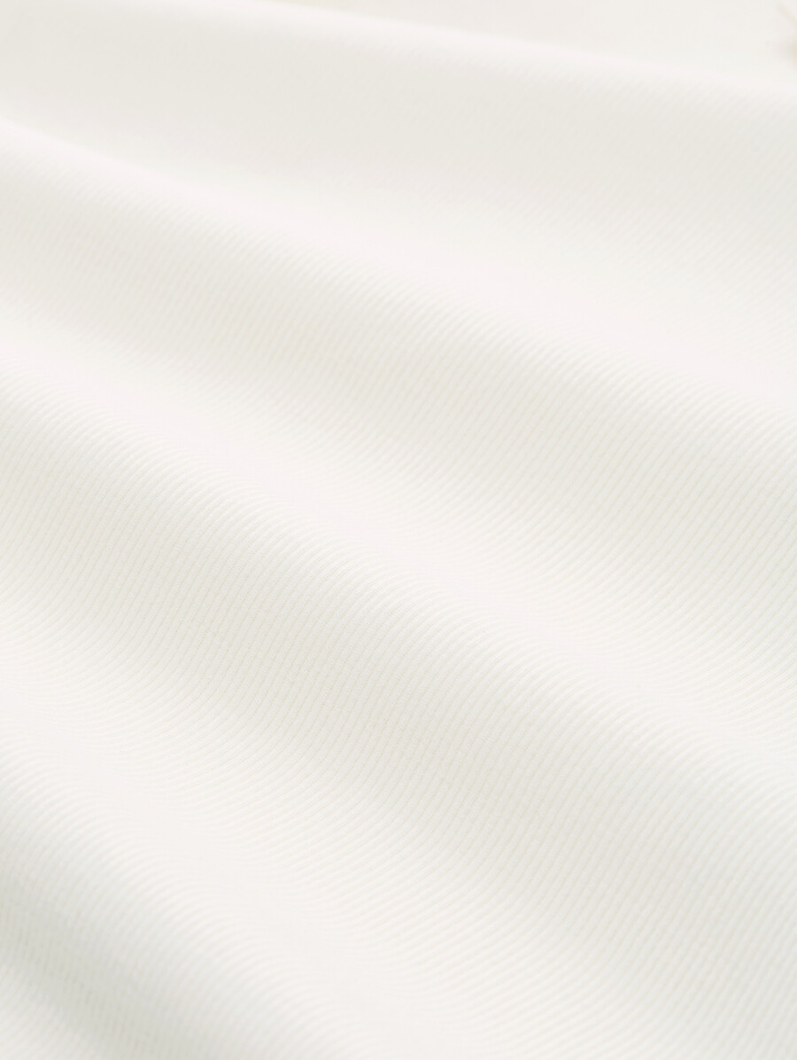 camisa de manga larga de corte entallado con textura acanalada