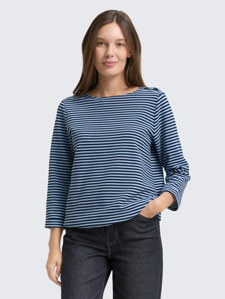 camisa de manga larga con detalles de botones.