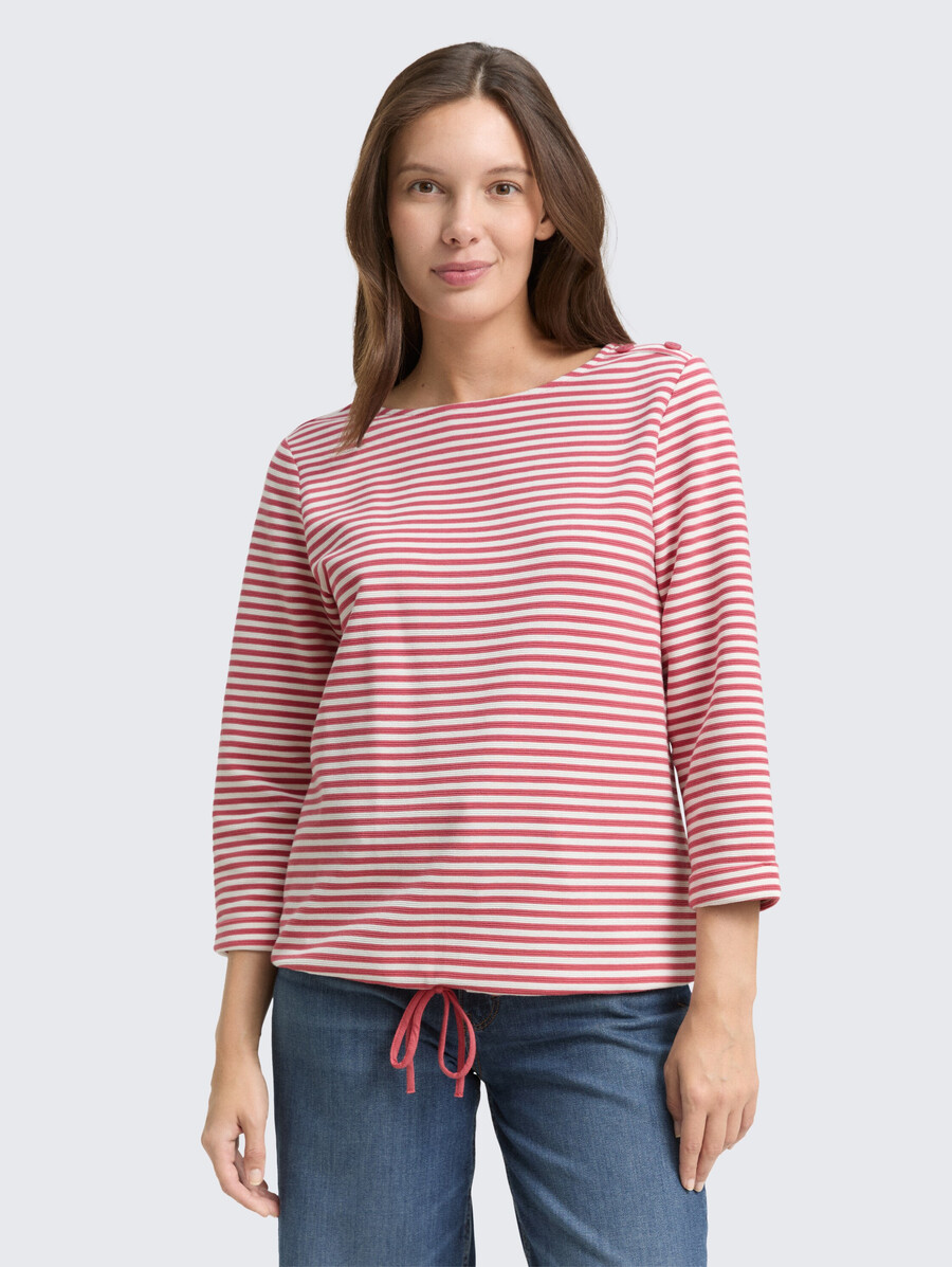 camisa de manga larga con detalles de botones.