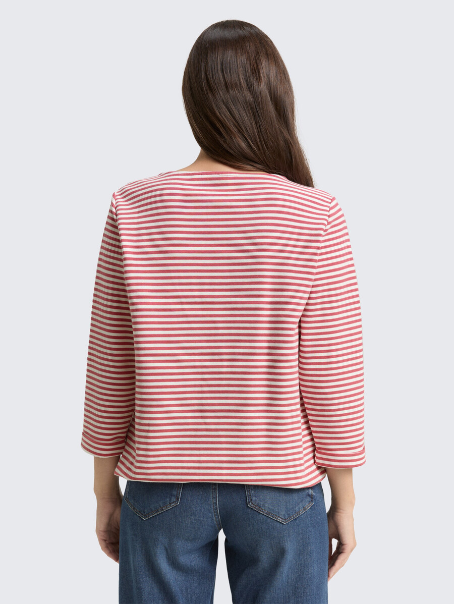 camisa de manga larga con detalles de botones.