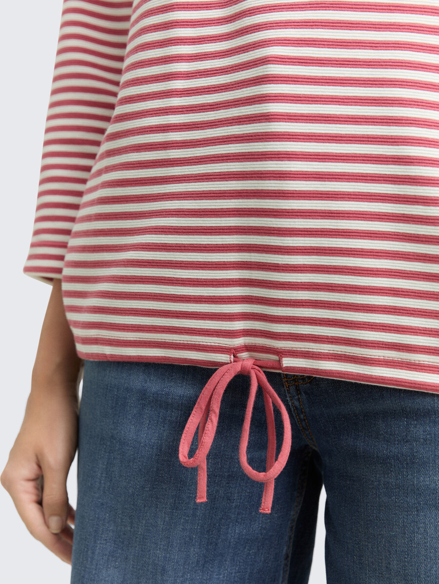 camisa de manga larga con detalles de botones.