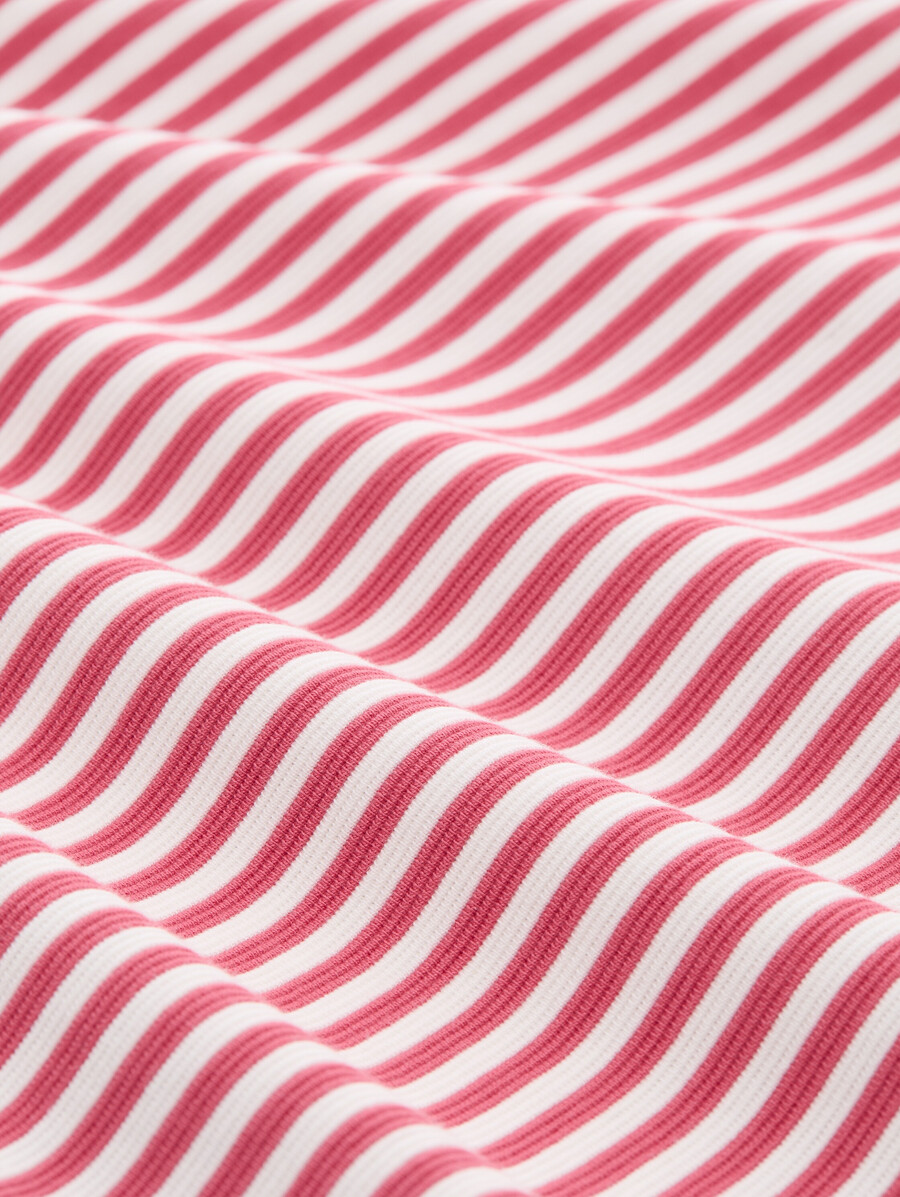 camisa de manga larga con detalles de botones.