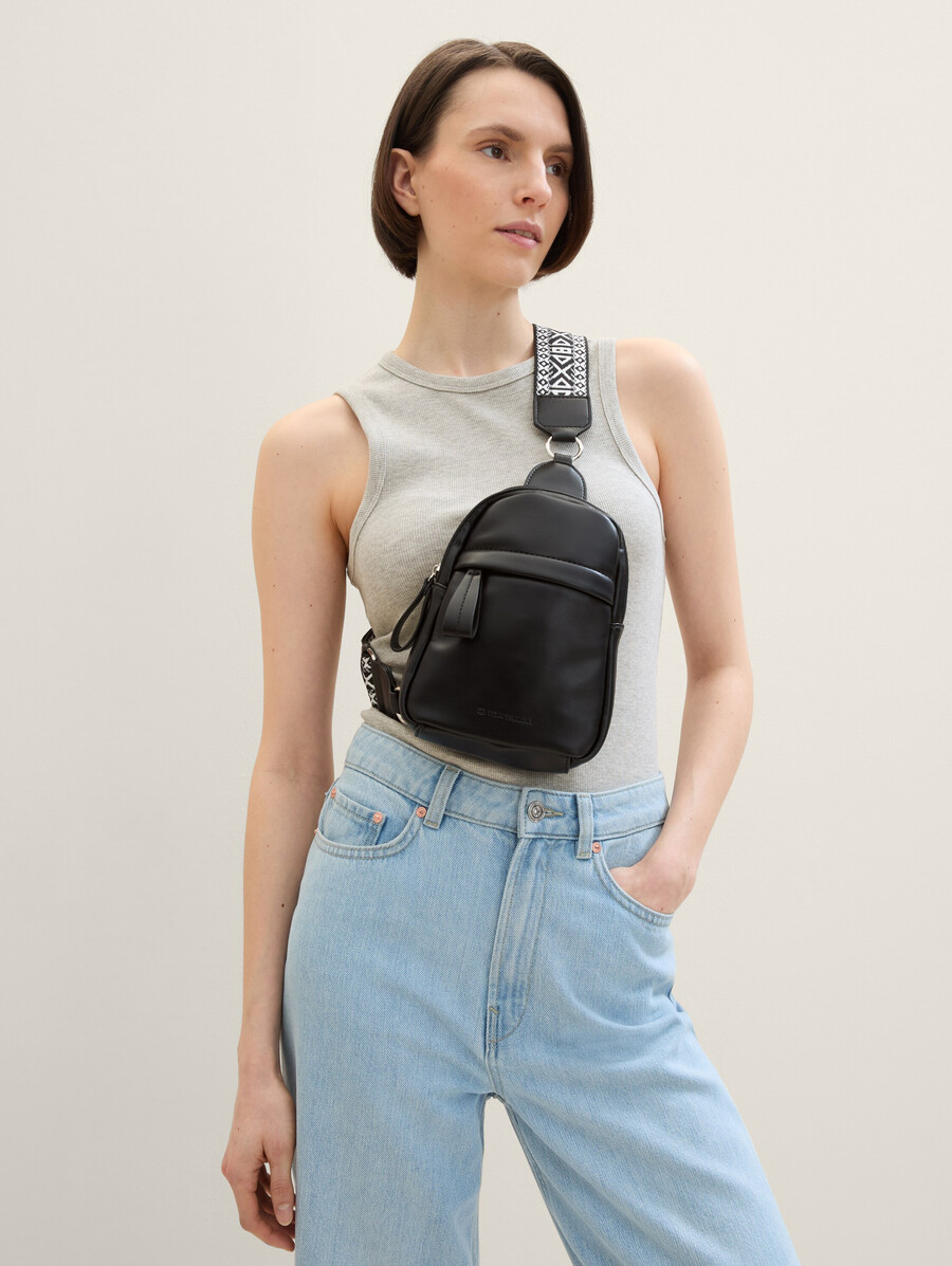 mochila ttpalina con correa tejida estampada