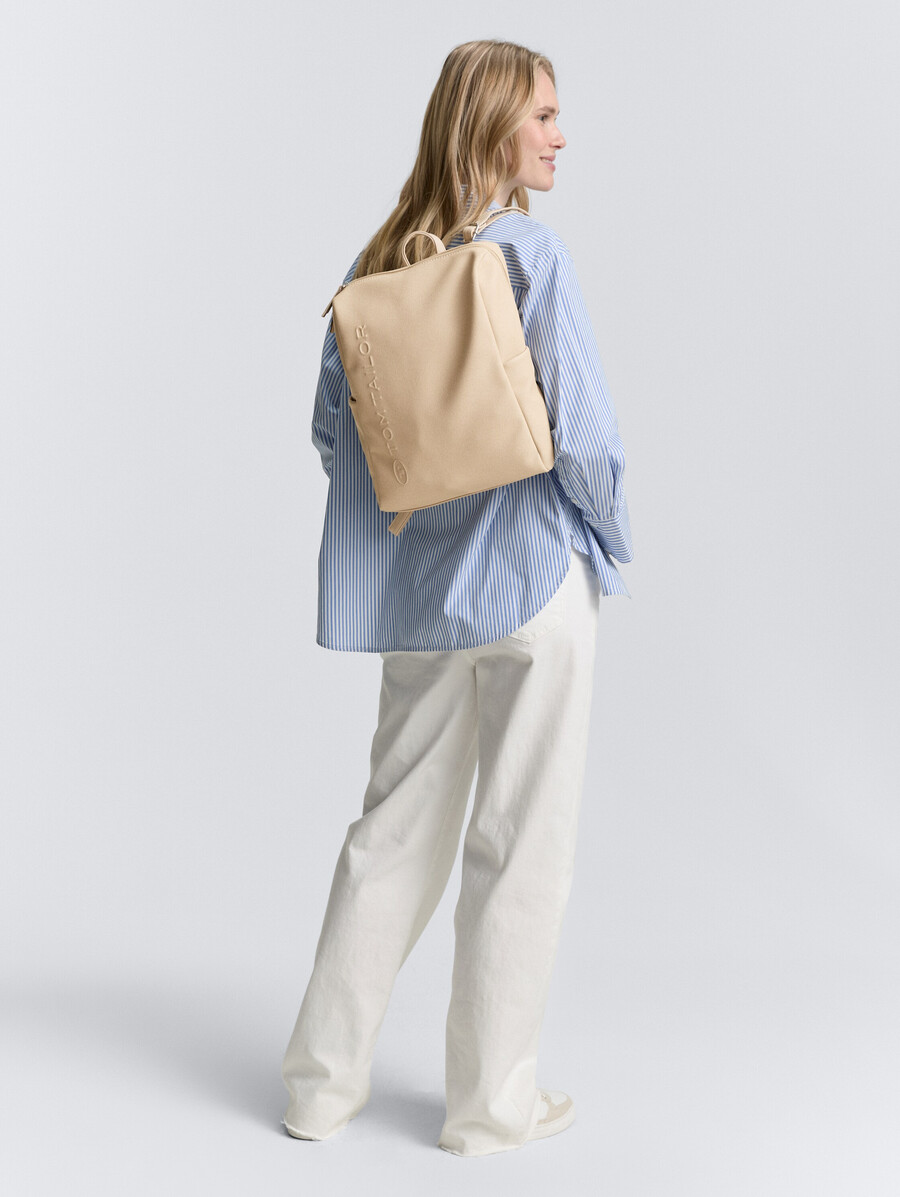 mochila ttrosa m en aspecto de lona con logotipo en relieve