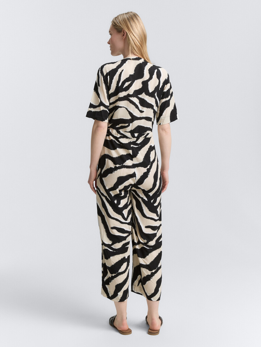 mono con estampado