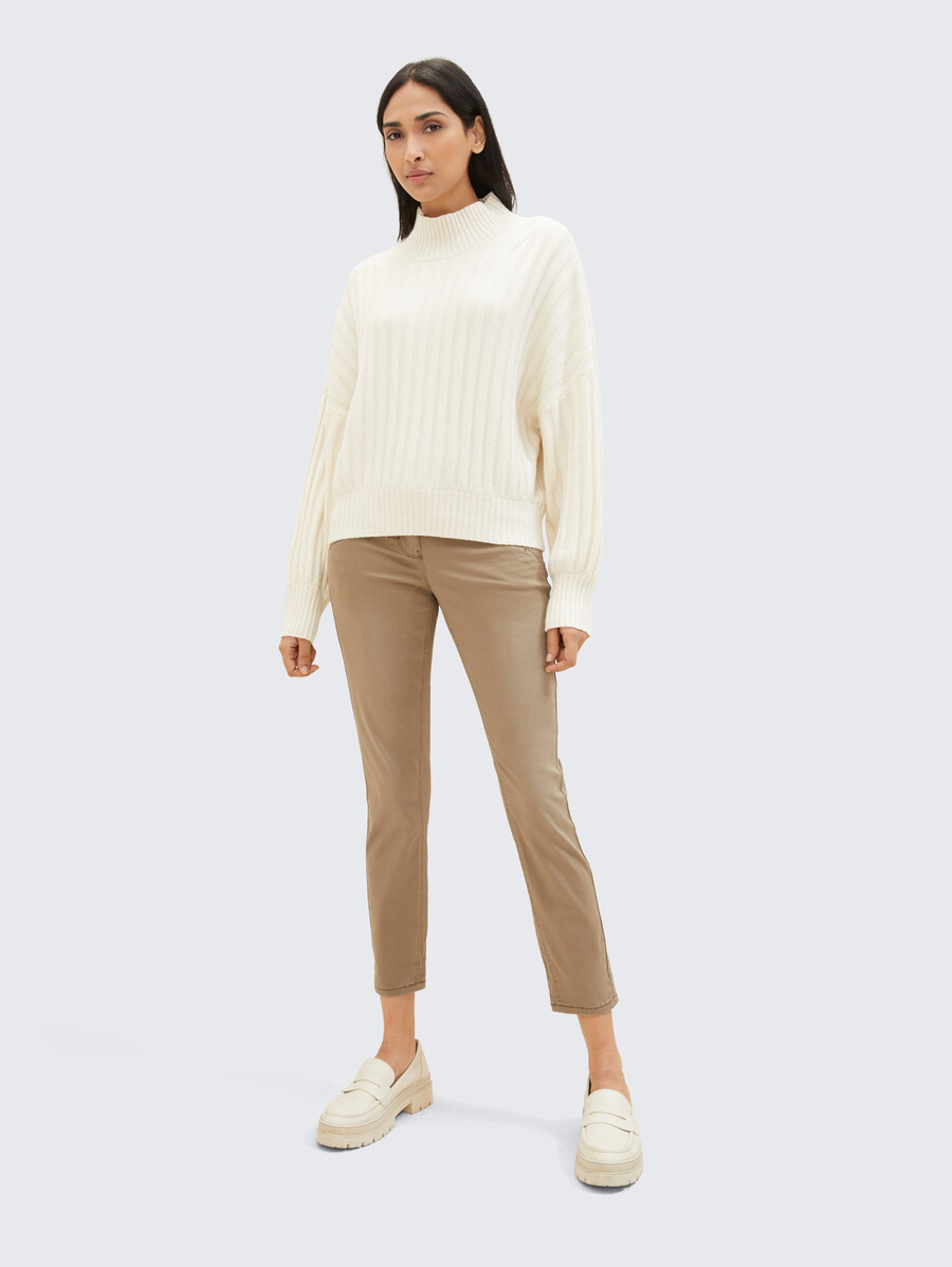 pantalones relajados y cónicos