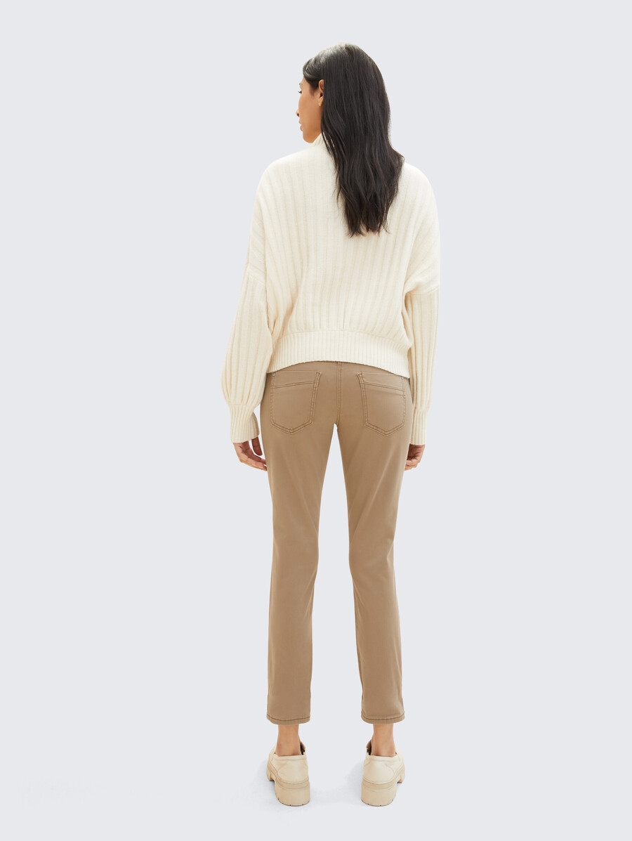 pantalones relajados y cónicos