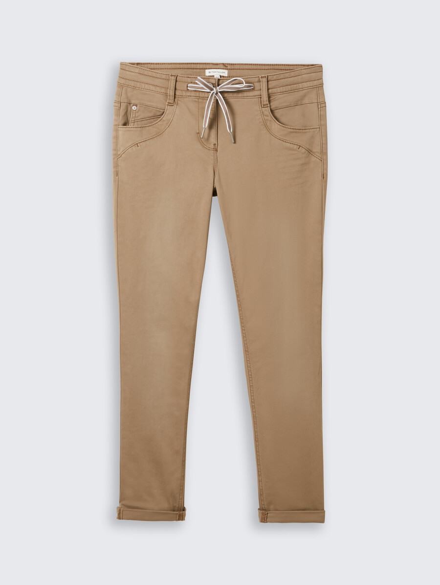pantalones relajados y cónicos